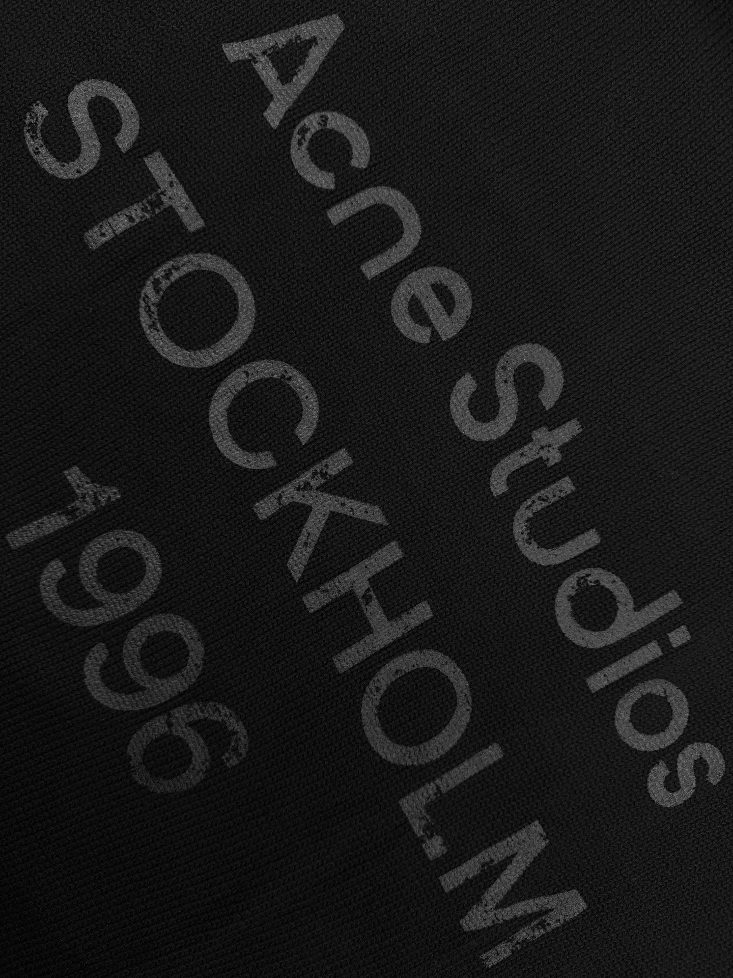 Acne Studi printed logo sweater, custom-woven plateau yak gold wool, soft and delicate, comfortable and close to the skin, Classic Black tone exudes an innate sense of luxury, warm and devouring, high-end minimalist blank design on the front panel, embellished with Acne Studios logo pattern printed on the back panel, sweeping the starting point of fashion, deep black and carbon black fibers interlaced, making simplicity more than simple. The magic of Versatile comes with advanced filters, showing a unique fashion attitude in minimalism. Process 1: using glue printing The printing is modified three times with the film screen. Use glue liquid paint to print the pattern on the fabric. Bake the fabric to fix the printed pattern. Process 2: Garment washing water softening and deodorizing process. Perform deep cleaning and deodorizing treatment on the clothing through professional washing equipment and specific detergents. Improve the feel and appearance of the clothing. Accessories: Customized 1:1 Acne trademark. Version: Loose version. Size: XS S M L. Style number: CC.